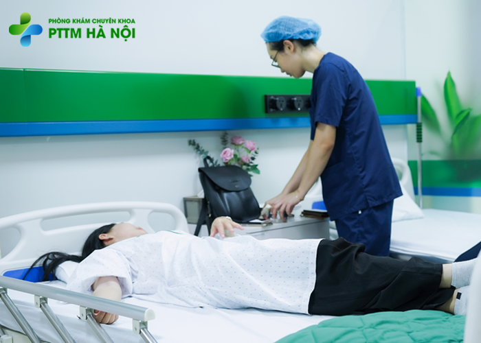 Khách hàng nghỉ ngơi trong phòng hậu phẫu sau nâng cung mày