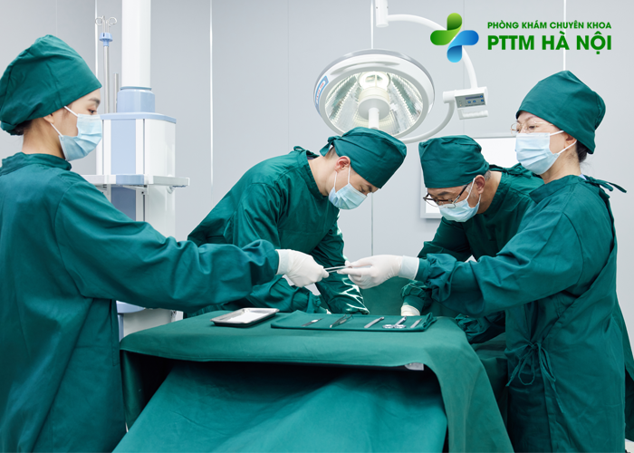 Bác sĩ thực hiện nâng cung mày trong phòng mổ