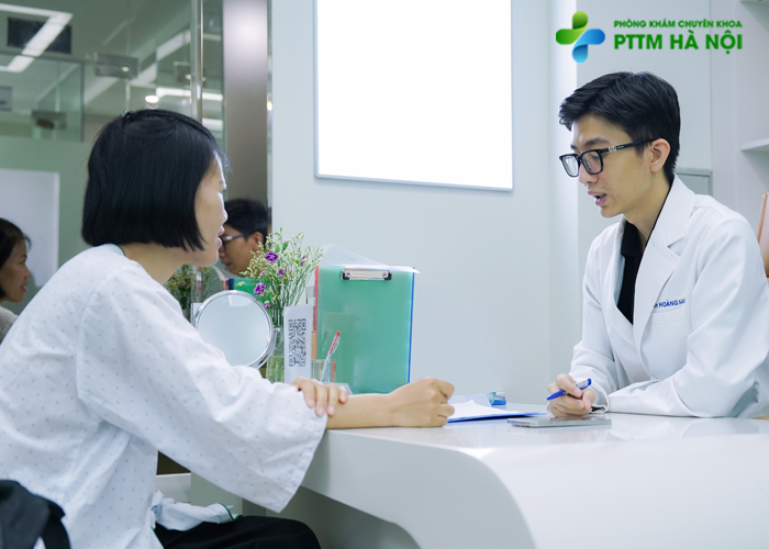 Bác sĩ tư vấn khách hàng về treo cung mày