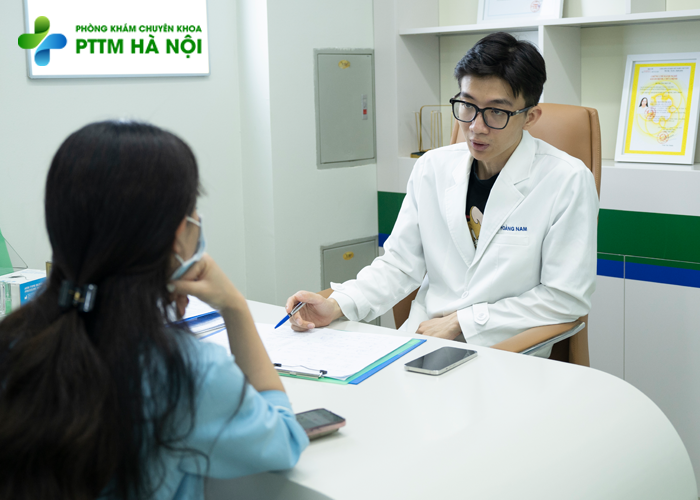 Bác sĩ tư vấn khách hàng về nâng cung mày