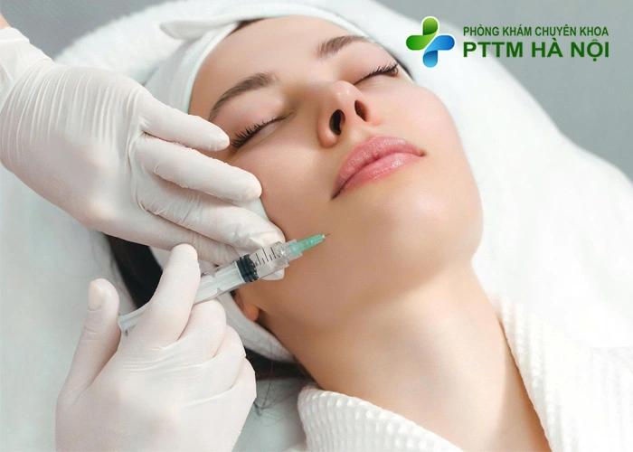 Khách hàng đang nằm tiêm HA Collagen làm đẹp da