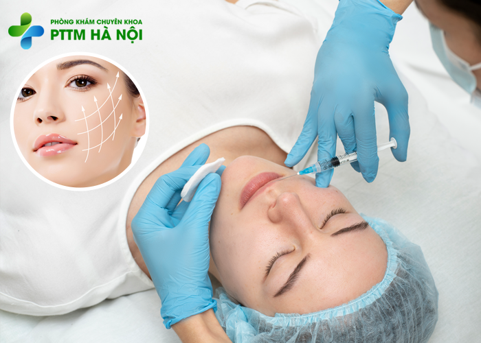 Khách hàng trong quá trình tiêm collagen