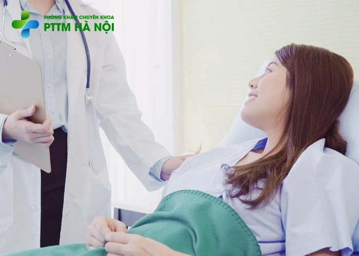 Khách hàng nằm hồi phục sau khi thực hiện nâng cung mày