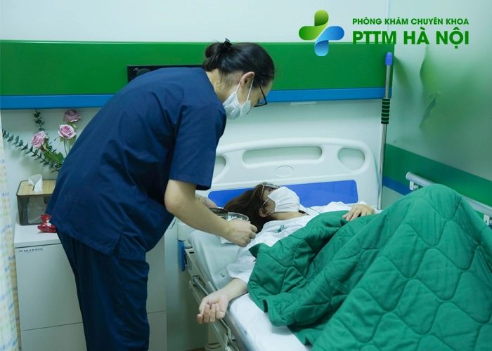 Bác sĩ chăm sóc khách hàng sau khi tiêm collagen tại phòng hậu phẫu