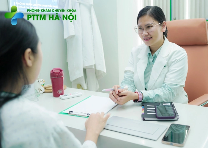 Bác sĩ tư vấn nâng mông phù hợp cho khách hàng
