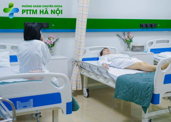 Theo dõi quá trình hồi phục sau nâng cung mày tại cơ sở