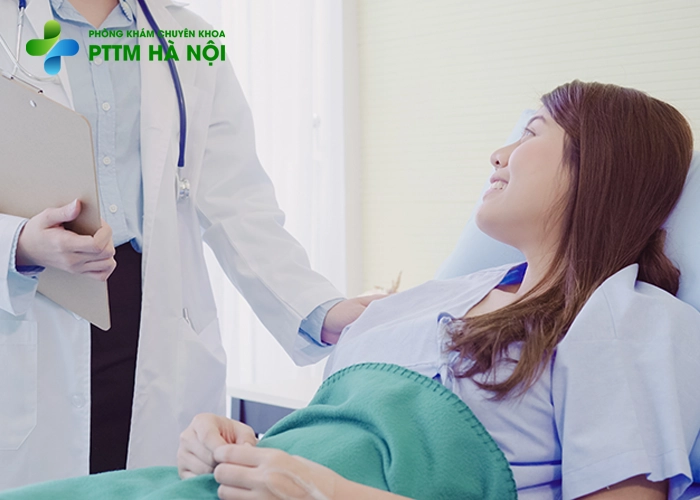 Khách hàng nghỉ ngơi sau hậu phẫu cắt mí dưới