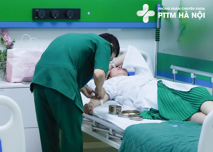 Khách hàng được chăm sóc sau khi nâng cung mày tại phòng