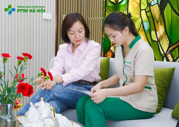 Nhân viên tư vấn nâng mông cho khách hàng tại thẩm mỹ viện