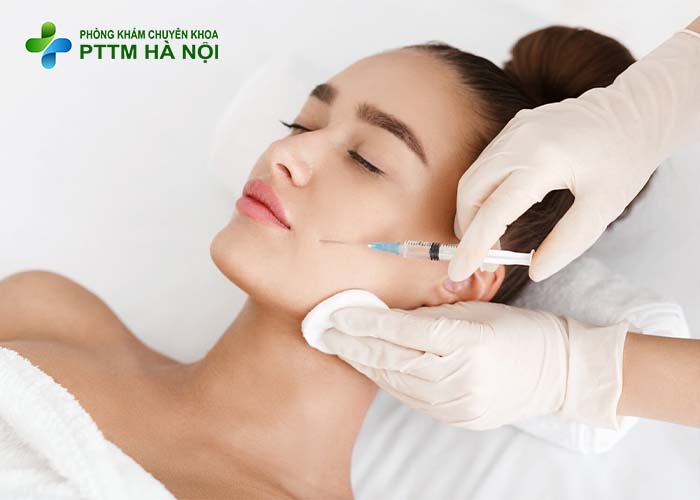 Mẫu nữ nằm tiêm Botox