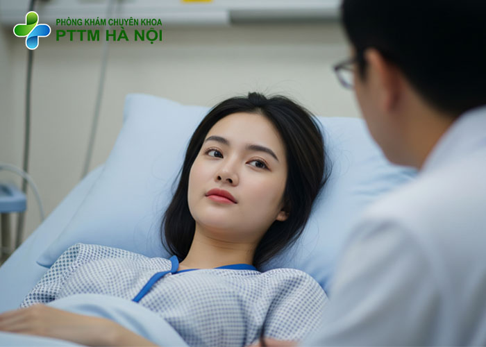Bác sĩ thẩm mỹ đang thăm khám khách hàng sau tiêm Botox