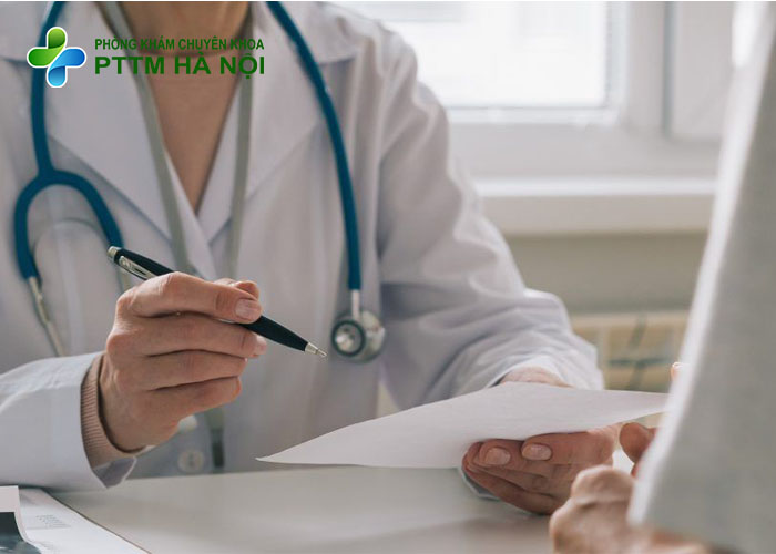 Bác sĩ tư vấn thẩm mỹ cho khách hàng