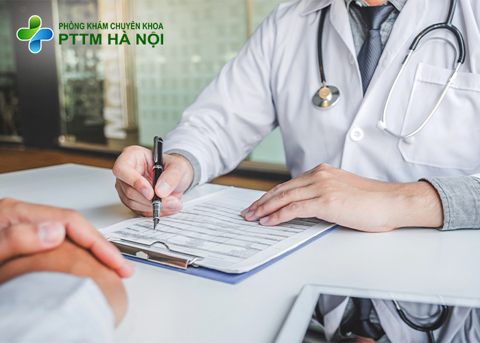 Bác sĩ tư vấn chăm sóc sau tiêm Botox cho khách hàng