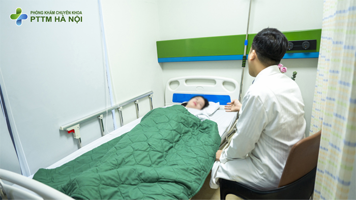 Bác sĩ hướng dẫn chăm sóc cho khách hàng sau hậu phẫu cắt mí