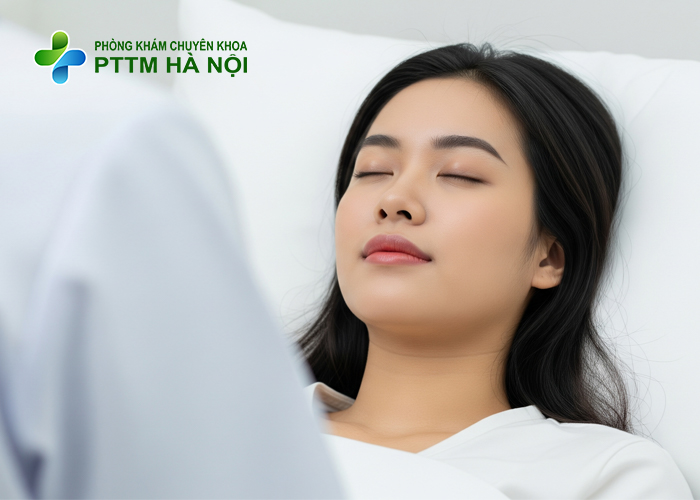Khách hàng nghỉ ngơi và theo dõi sau khi tiêm Botox