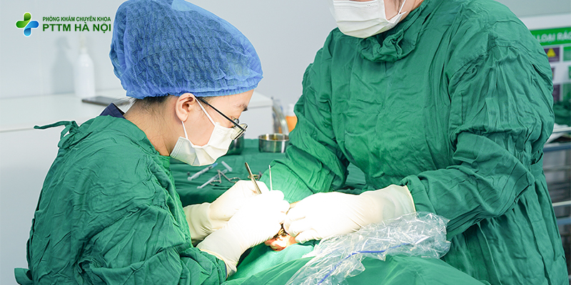 Bác sĩ Mát thực hiện căng chỉ da mặt an toàn