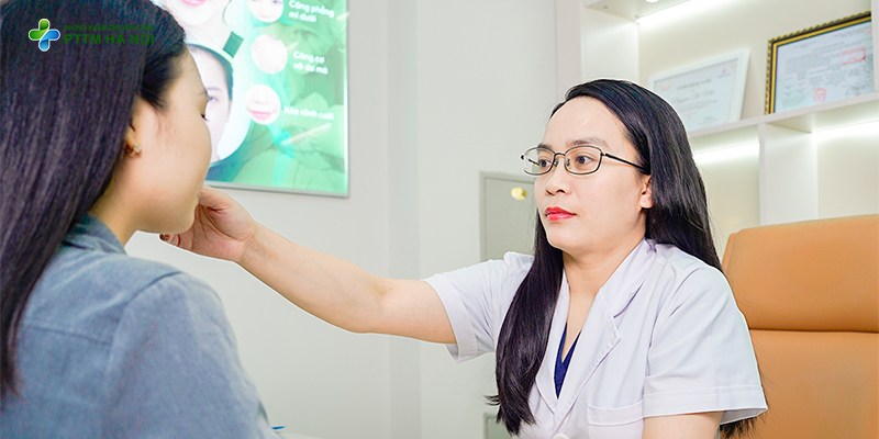 Bác sĩ Mát tư vấn căng chỉ da mặt cho khách hàng