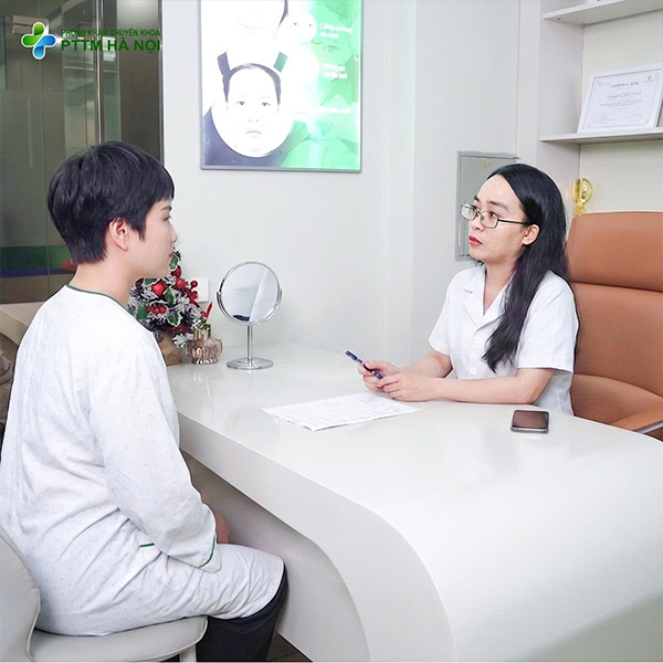 Bác sĩ chuyên khoa thẩm mỹ trực tiếp thăm khám và tư vấn phương pháp độn thái dương cho khách hàng