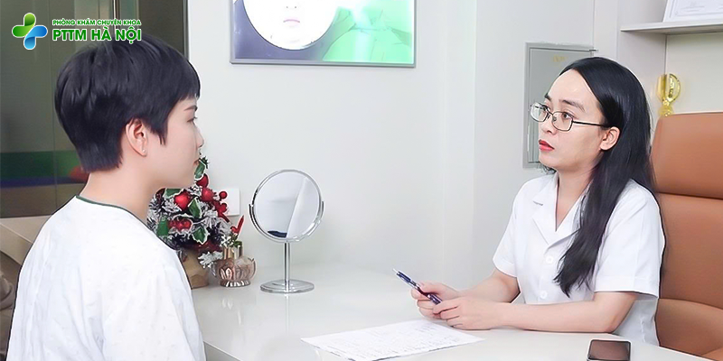 Bác sĩ chuyên khoa thẩm mỹ Hà Nội đang thăm khám và tư vấn dáng thái dương cho khách hàng