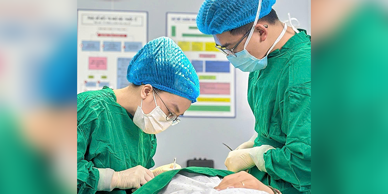 Ekip bác sĩ đang thực hiện ca phẫu thuật độn thái dương trong phòng mổ vô trùng đạt chuẩn