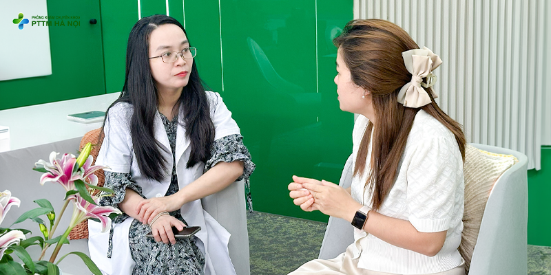 Bác sĩ mát đang trực tiếp tư vấn cho khách hàng
