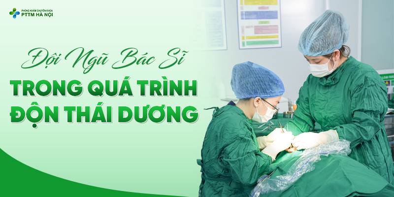 Đội ngũ bác sĩ thực hiện phẫu thuật độn thái dương trong phòng mổ