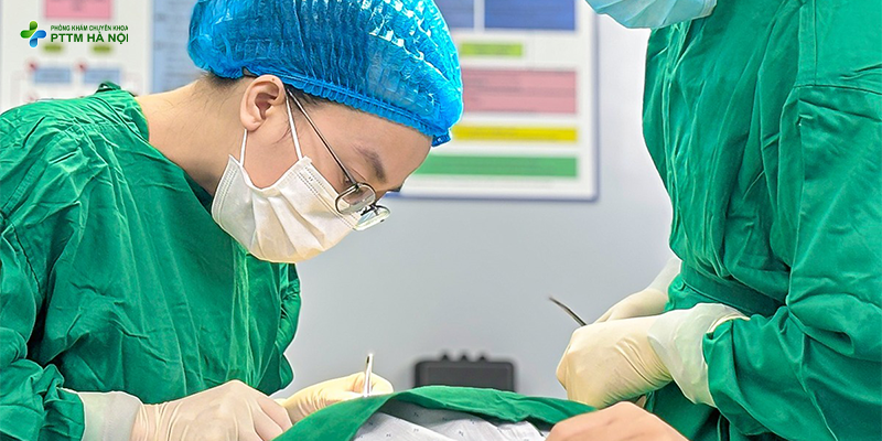 Bác sĩ đang thực hiện phẫu thuật độn thái dương trong phòng mổ vô trùng