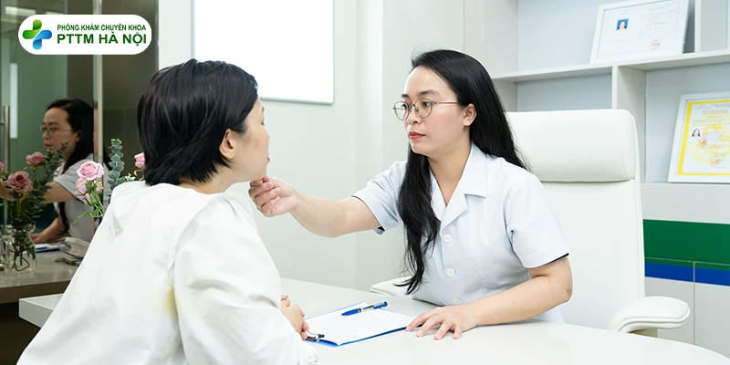 Bác sĩ thăm khám trực tiếp để đánh giá và tư vấn phẫu thuật căng da mặt được bao lâu.