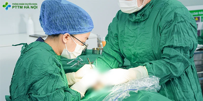 Ê-kíp bác sĩ chuyên khoa đang thực hiện phẫu thuật căng da mặt trong phòng mổ vô khuẩn