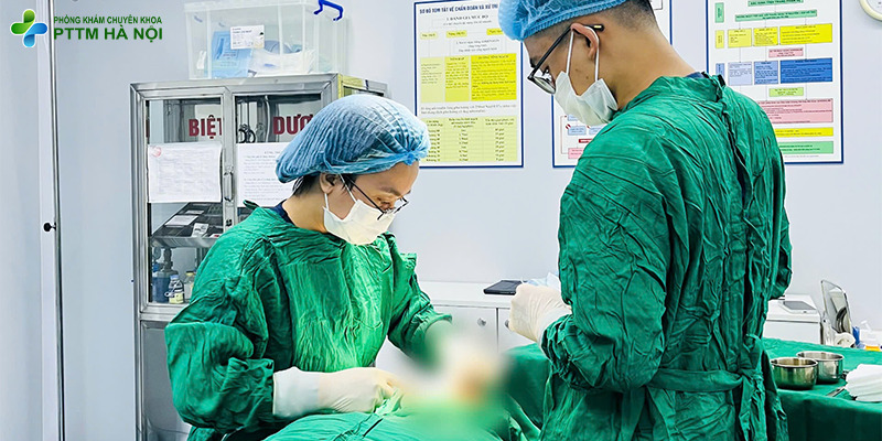 Bác sĩ Phòng khám Chuyên khoa PTTM Hà Nội đang tiến hành phẫu thuật căng da mặt trong phòng mổ vô trùng.