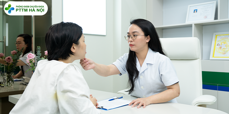 Bác sĩ chuyên khoa tại Phòng khám PTTM Hà Nội đang tư vấn cho khách hàng về quy trình và chế độ chăm sóc sau phẫu thuật căng da mặt.